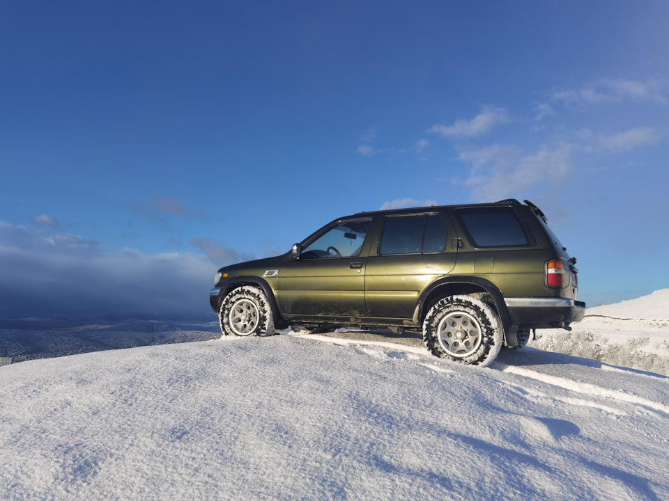 P.S. 28.11.23 случаются радости на юге снежок выпал в горах, а я ещё не переобулся. Ну меня и понесло в горы, снежок внизу каша, в верху где не катали 15 — 20 см подъём крутой но резя справилась. Так что думаю по свежем у или сухому укатоному снегу до дома доехать можно. Но зимку буду ставить, а пока у нас дожди, шторма и ветра😂 — Nissan Pathfinder (2G)