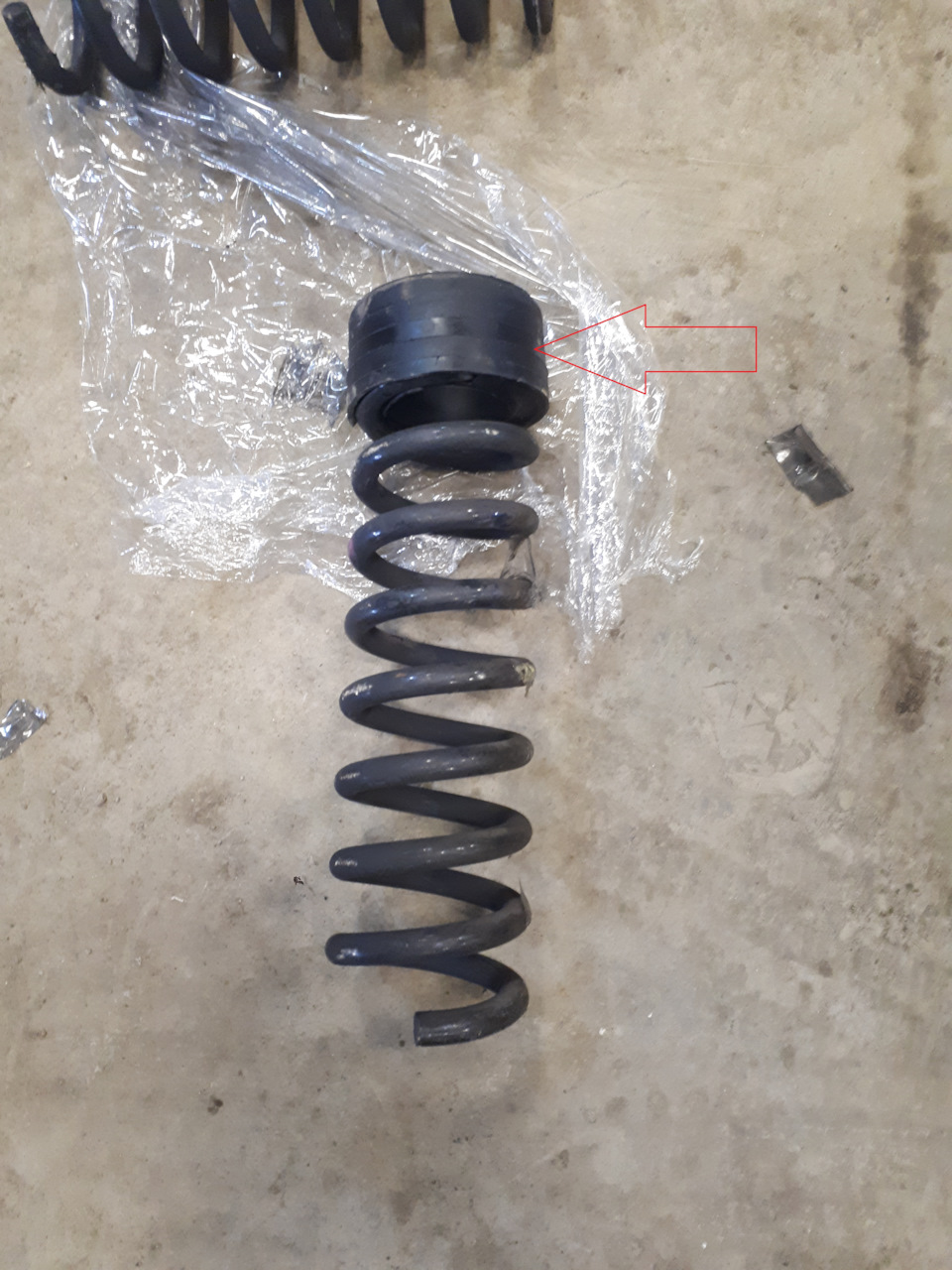 Krok 14: Tył: odkręcenie górnego mocowania amortyzatora. — Mercedes W204