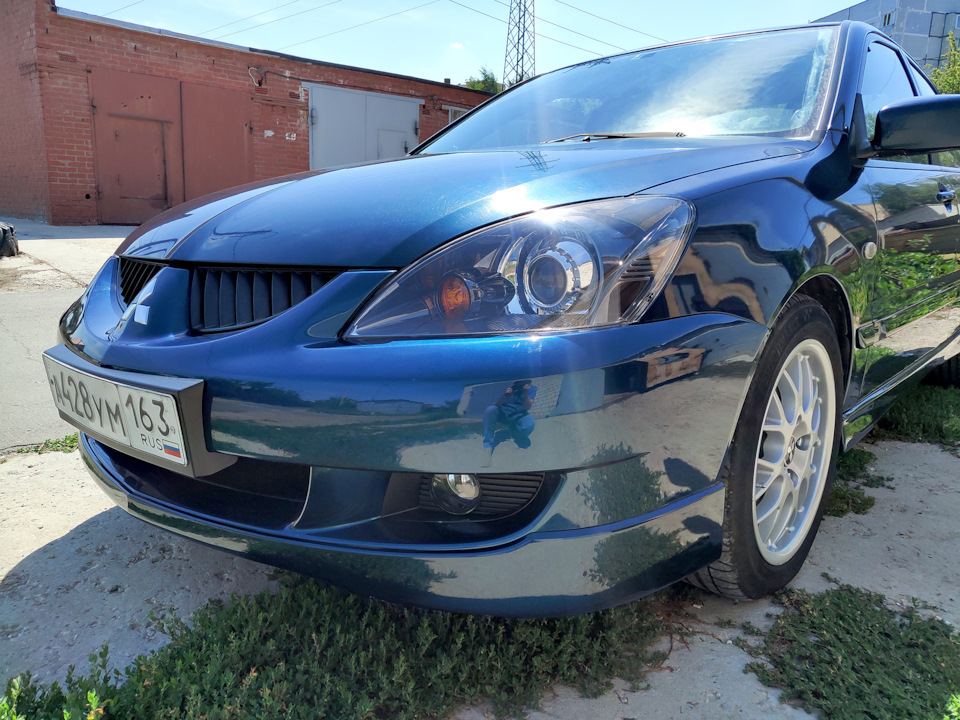 Лансер свет. Фара Mitsubishi Lancer 6. Желтый свет ланцер 9