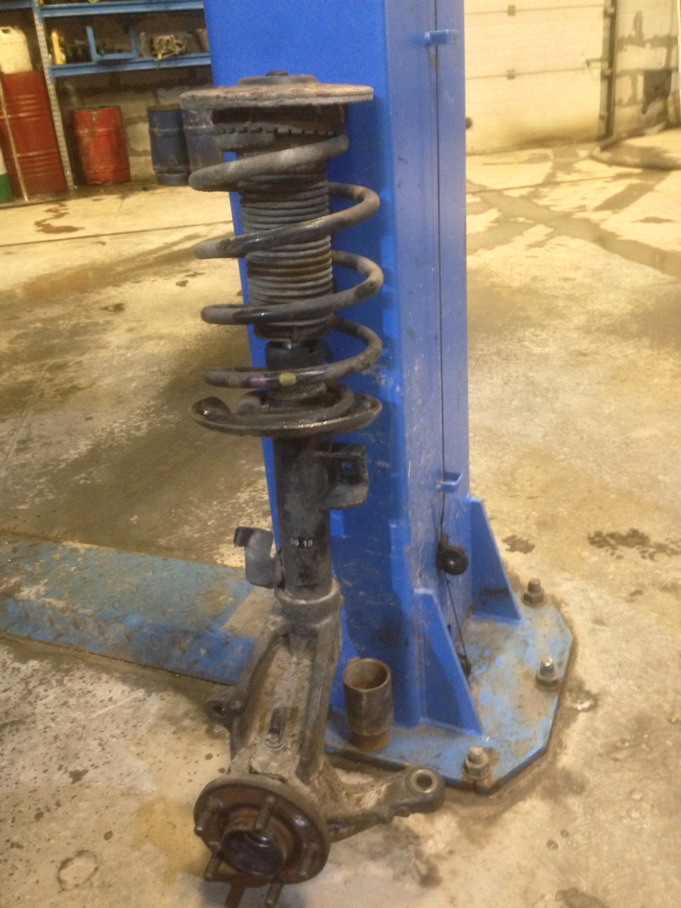 Krok 10 — Przód: zamontuj wydłużone szpilki dostarczone w zestawie; upewnij się, że siedzą równo w gnieździe. — Ford Mondeo Mk4 FL