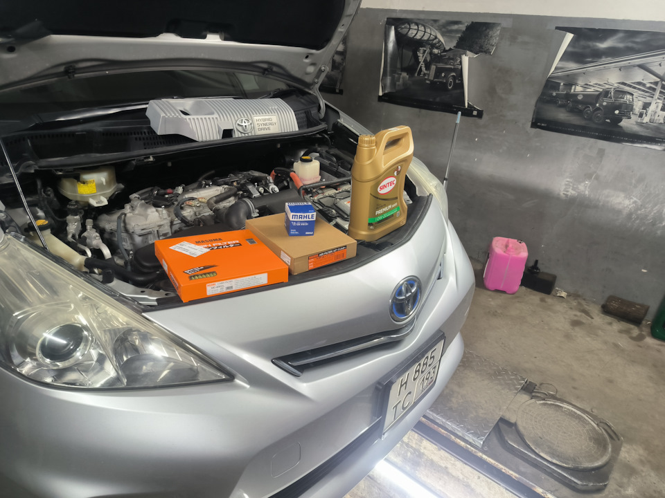 Замена масла в ДВС — Toyota Prius Alpha, 1,8 л, 2011 года | плановое ТО ...