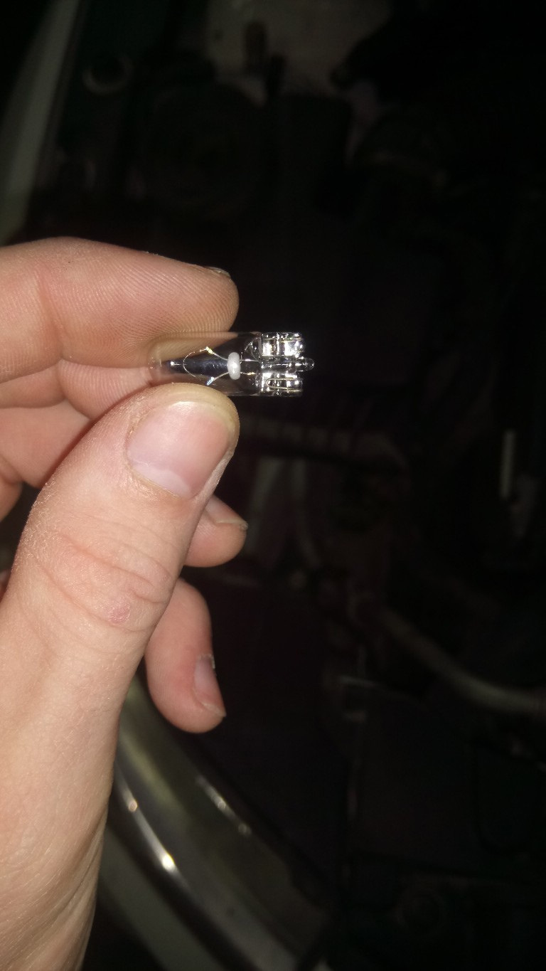 Замена лампочек габаритов, подсветки номера и кнопки открытия багажника ...