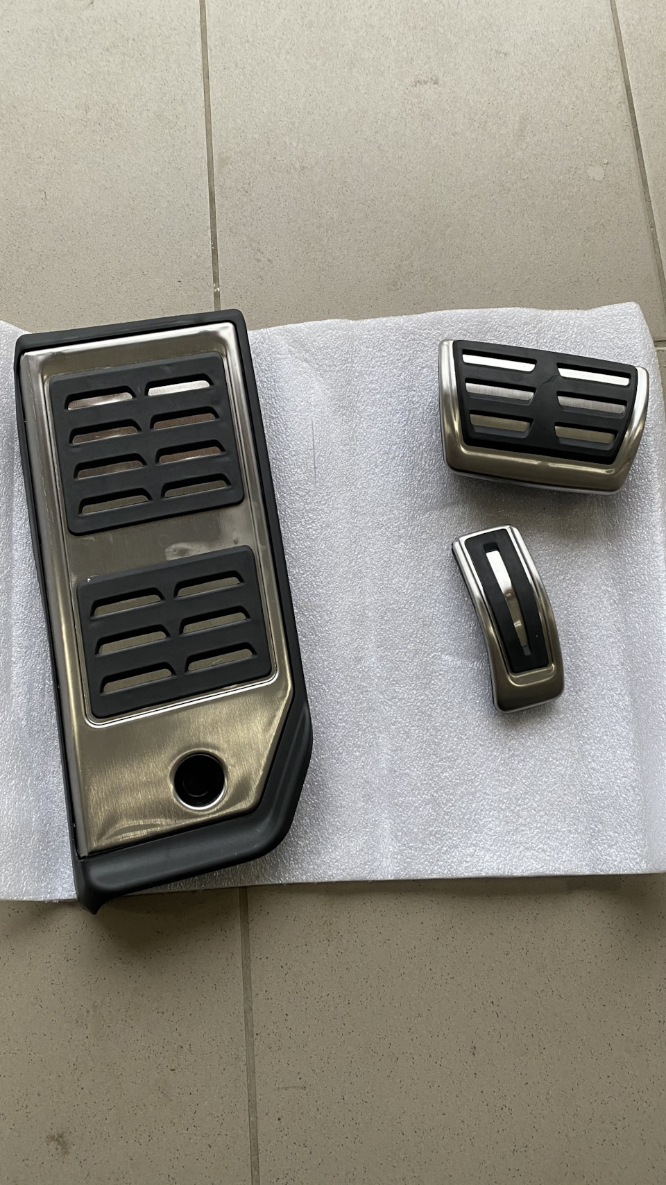 Замена накладок на педали. — Audi Q7 (2G), 3 л, 2015 года | аксессуары ...