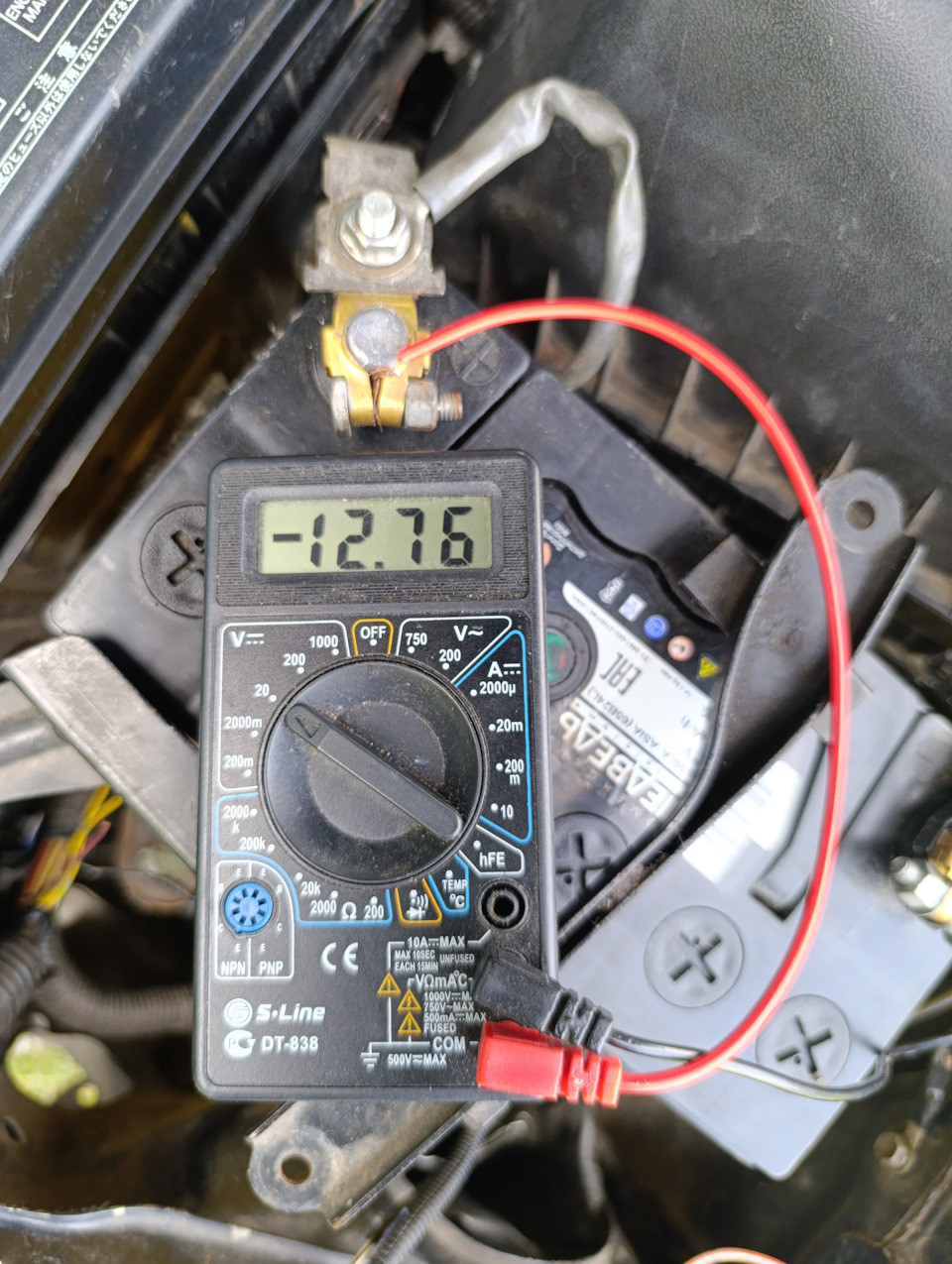 Напряжение аккумулятора — Toyota Vista (30). Запчасти на фото: Z0004