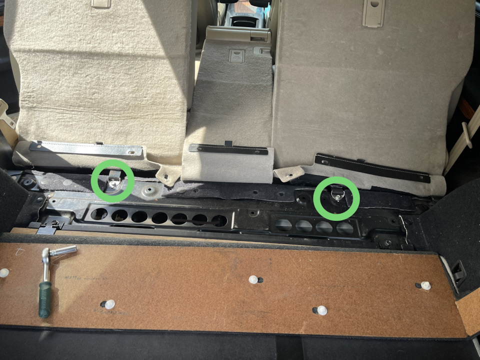 Выкрутить 2 болта на 10 обшивки кресел — Lexus RX 400h (2G)