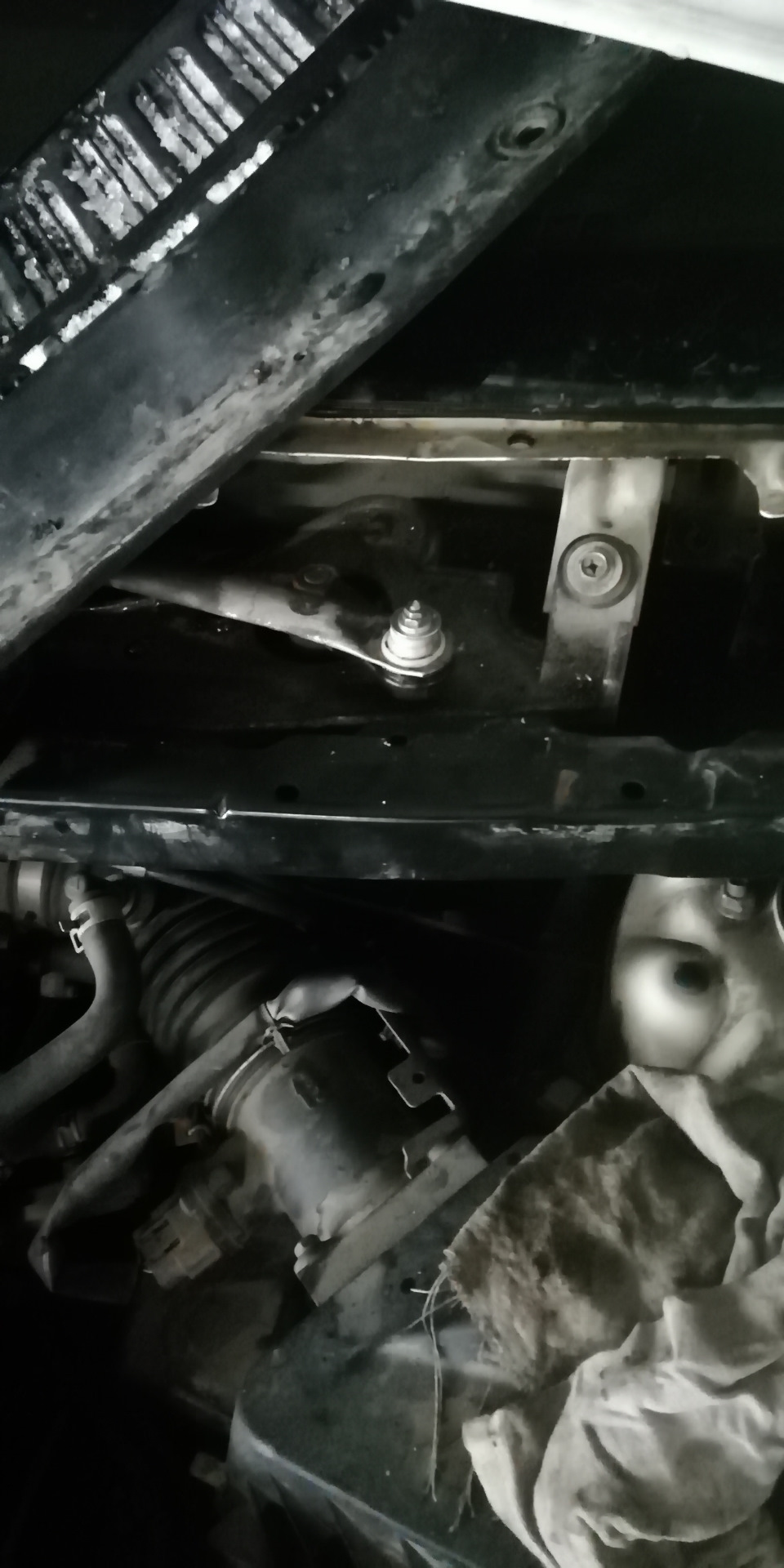 Слетела тяга дворников передних — Nissan Tino, 1,8 л, 2000 года ...