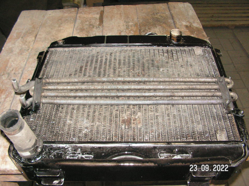 Закрепил на радиатор масляный радиатор. Теперь это будет масляный радиатор для АКПП. — Самодельный микроавтобус  ГЛОРИЯ