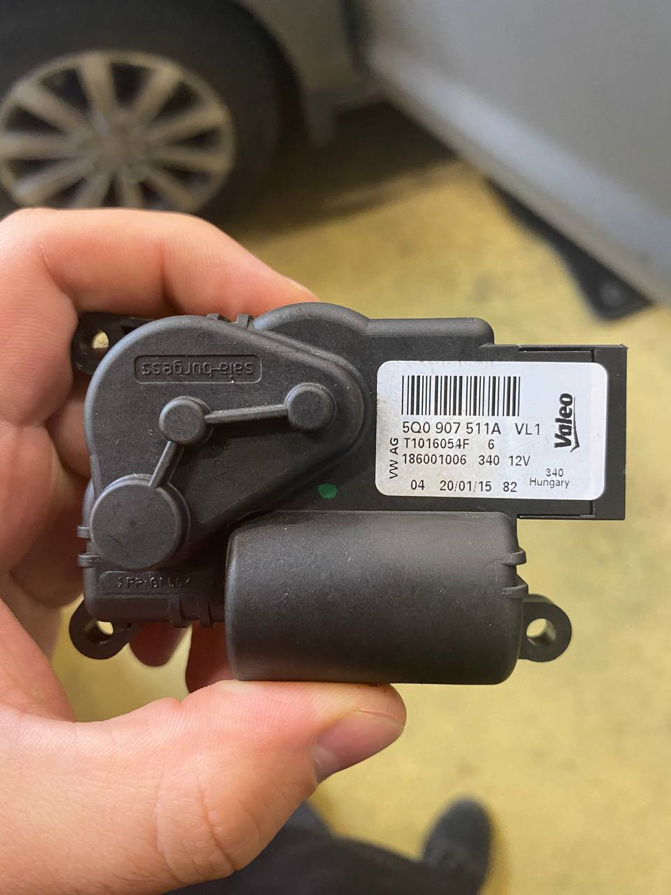 Замена центрального моторчика заслонок климата — Audi A3 Sedan (8V), 1 ...