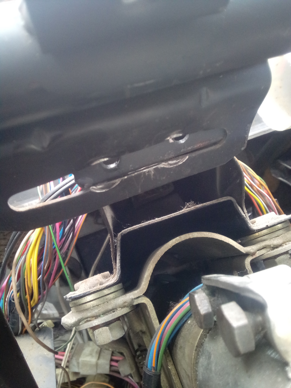 А как вы крепите кронштейн панели к кронштейну рулевой колонки? — Lada 2120 Надежда