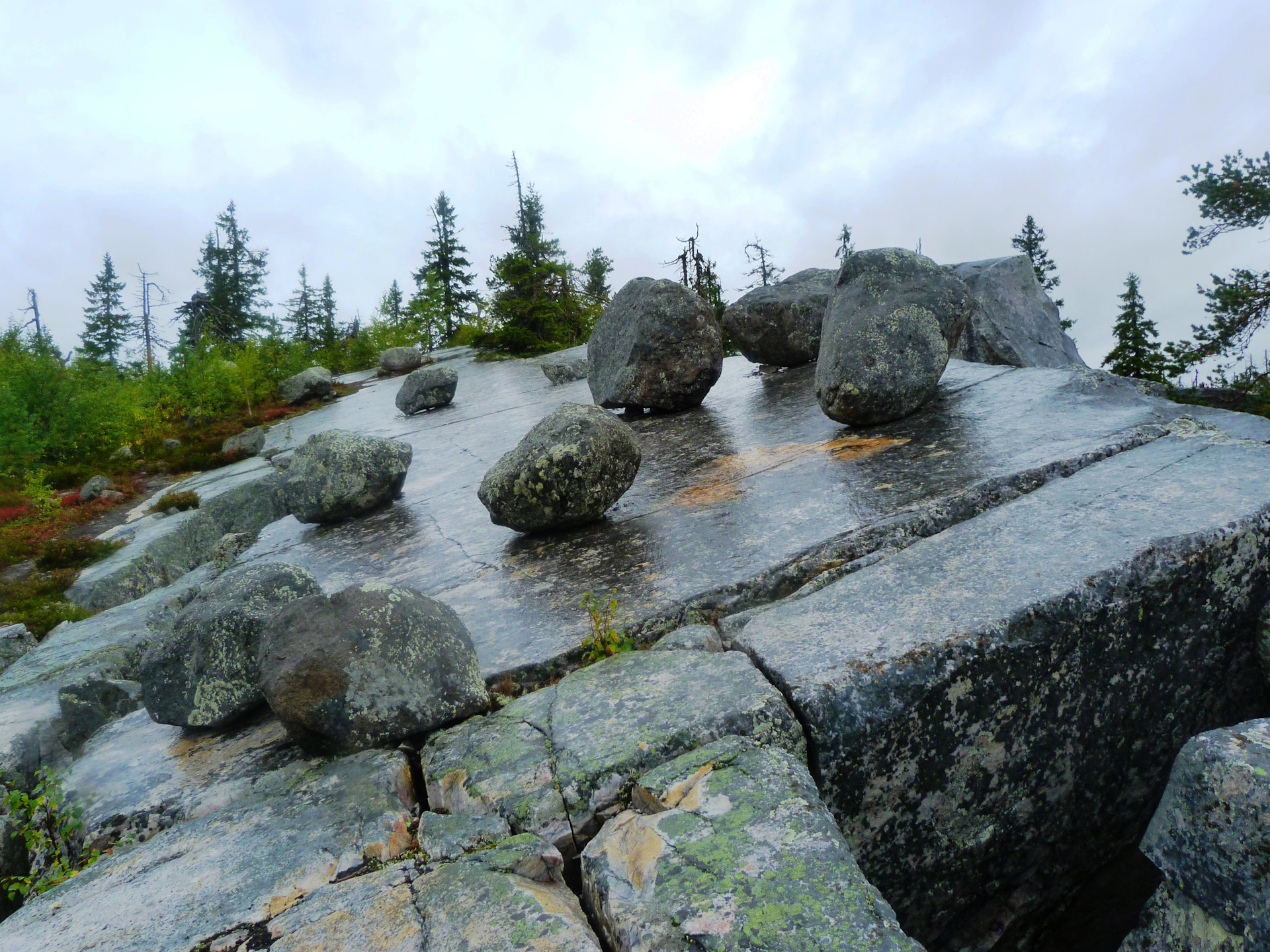 Камни у горы Воттоваара в Карелии