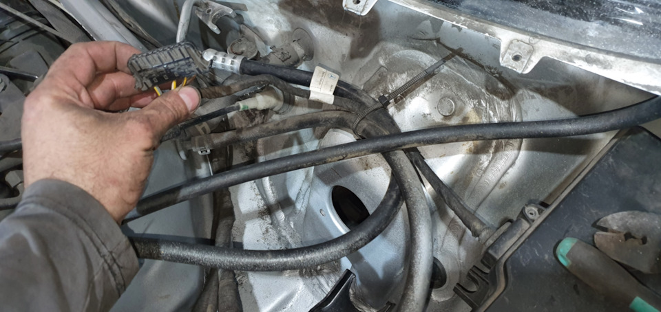 Штекер под капотом — Mercedes-Benz E-class (W210), 2,8 л, 2000 года ...