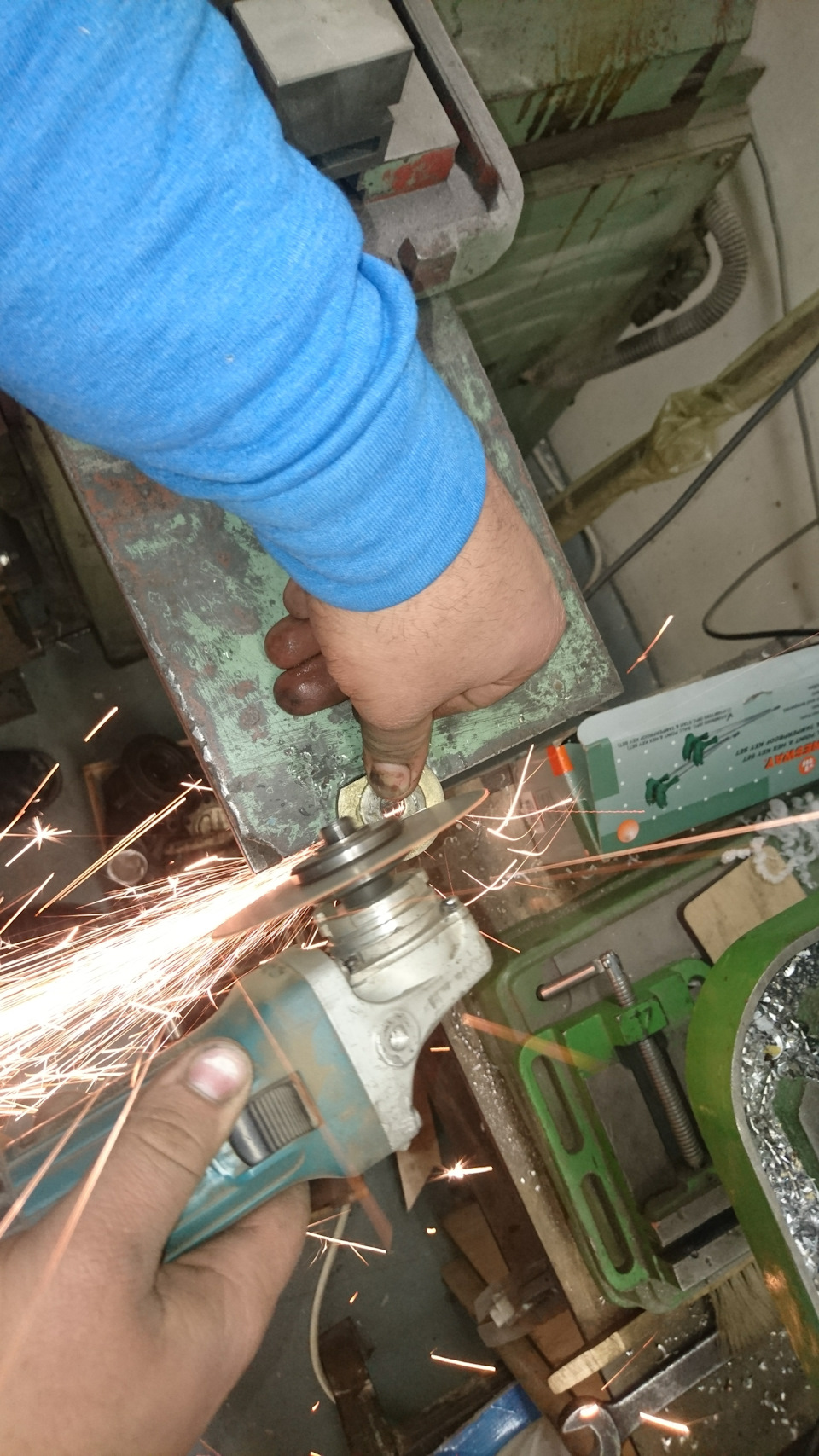 Изготовление паза фиксатора из широкой шайбы, подобрали из чего то вроде шайбы сайлентблока нижнего рычага к балке ваз 2121 нива. — Honda Stepwgn (1G)