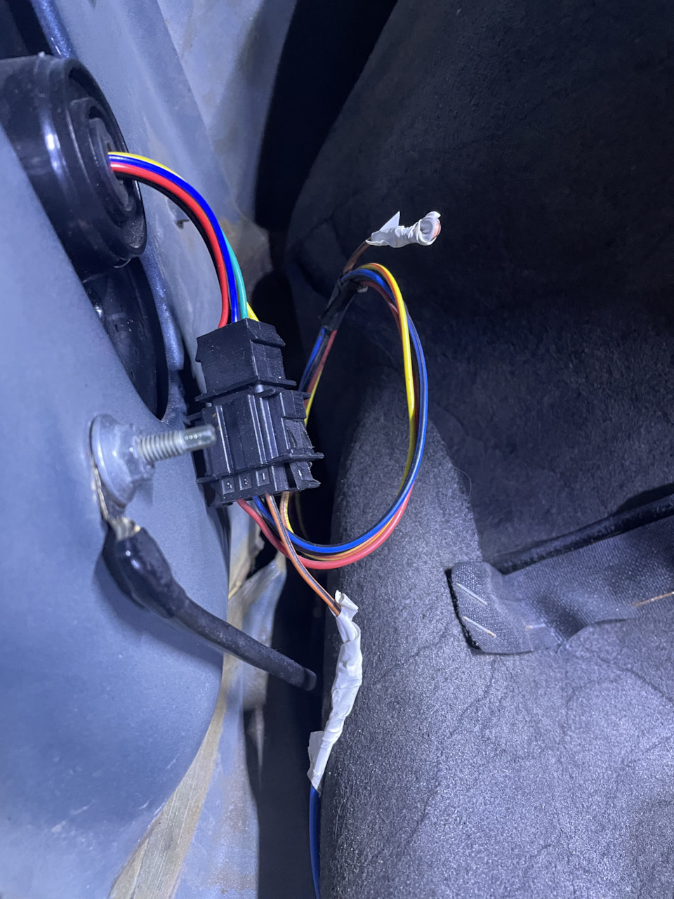 Разъем включения задней передачи лада калина 1. Фонари заднего хода штекер форд фокус 1 хэтчбек. Фишка заднего хода лада калина. Датчик задней передачи лада гранта. Задний ход не идет.