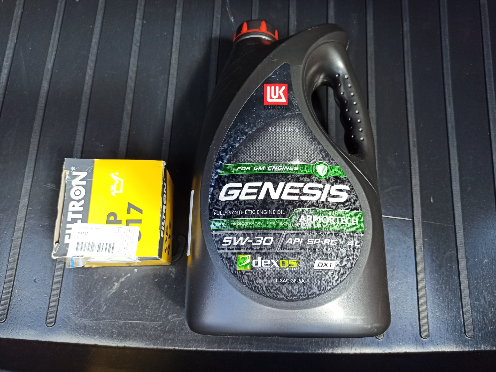 Масло genesis 5w30 diesel. Бачка масло Genesis.