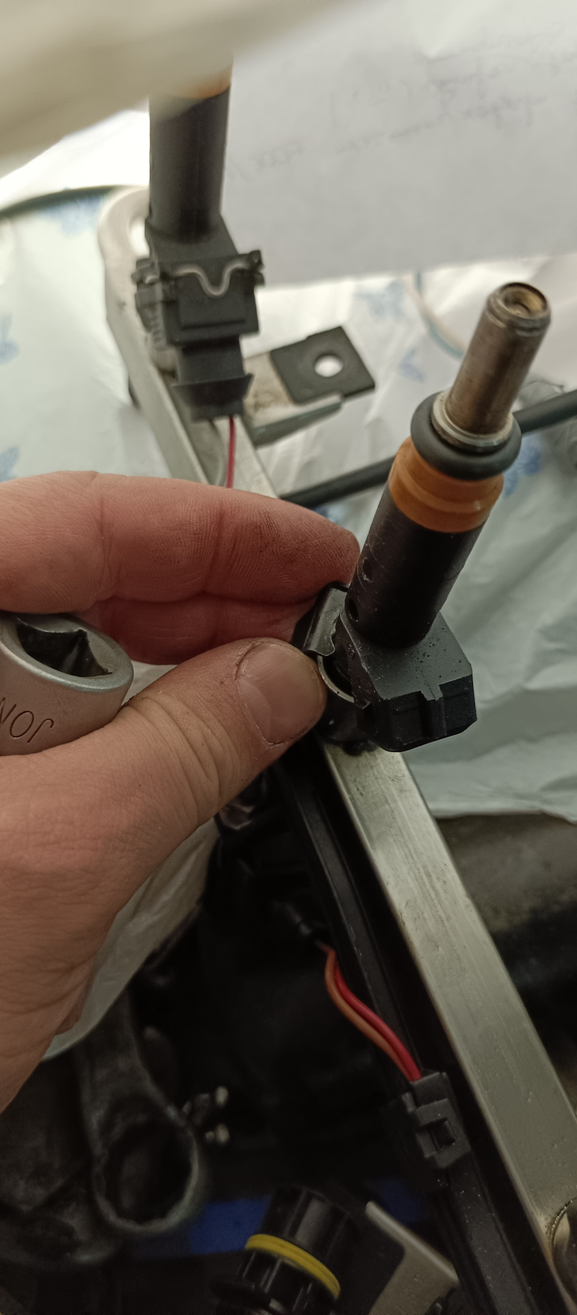 E65 двигатель N62 — как снять топливную форсунку с топливной рампы ...