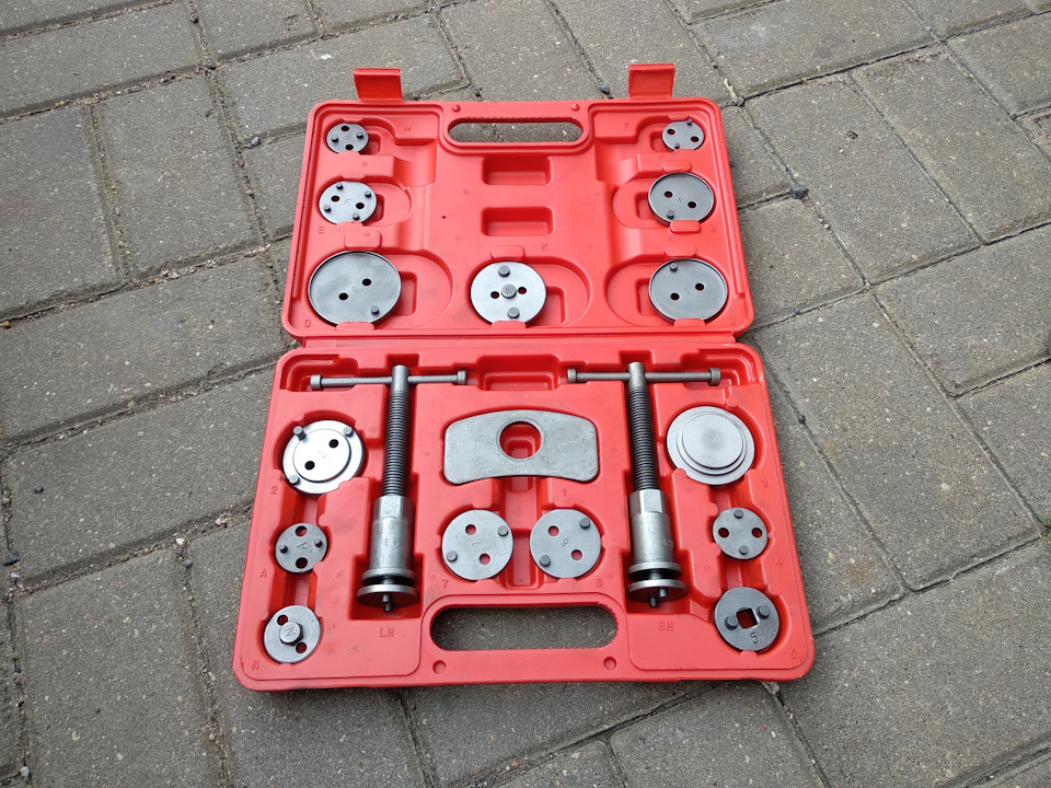 Подошла самая крайняя слева вверху насадка — Ford Escape (3G)