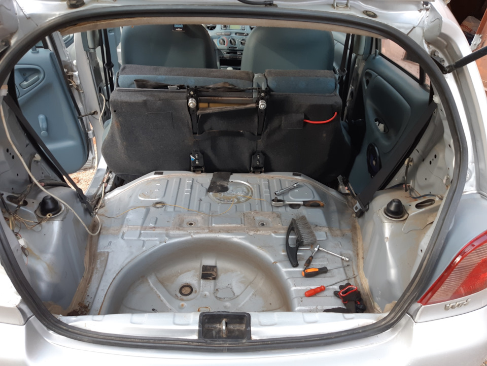 Разборка пола — Toyota Yaris (p1), 1 л., 2002 года | своими руками | DRIVE2