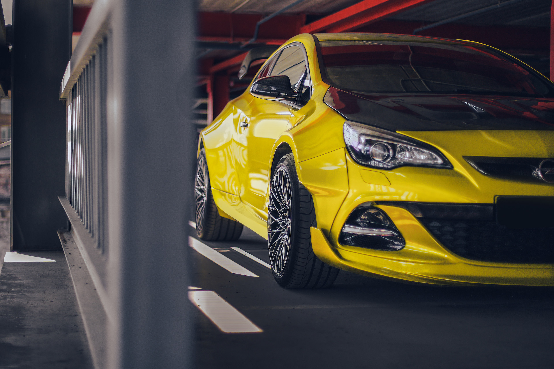 Opel Astra h GTC желтая