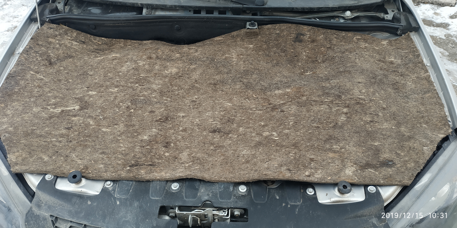 горит ли войлок под капотом