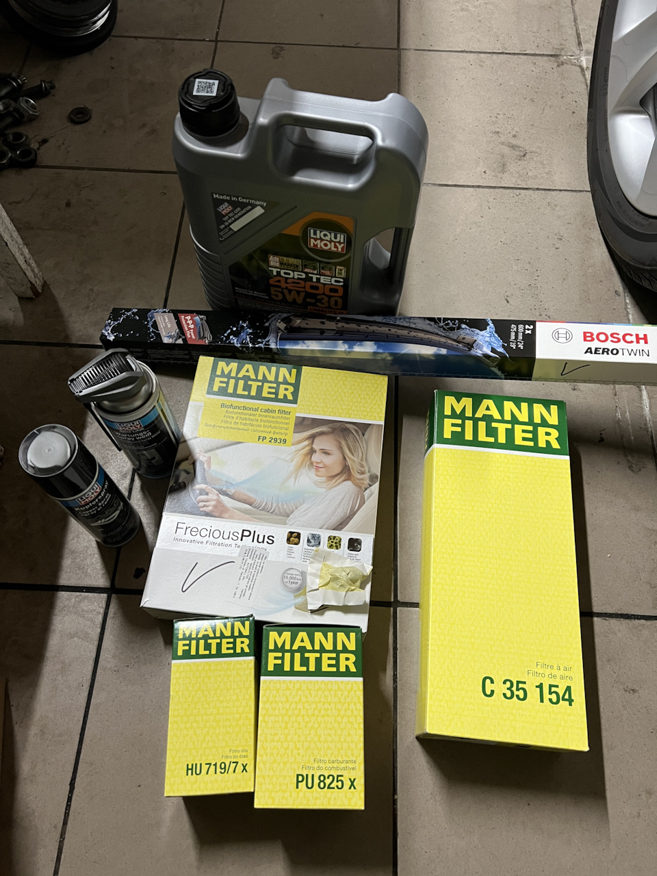 Все для успешного ТО, на фото нет заднего дворника его привезут позже — Volkswagen Passat Variant (B6). Запчасти на фото: FP2939, HU7197X, PU825X, C35154