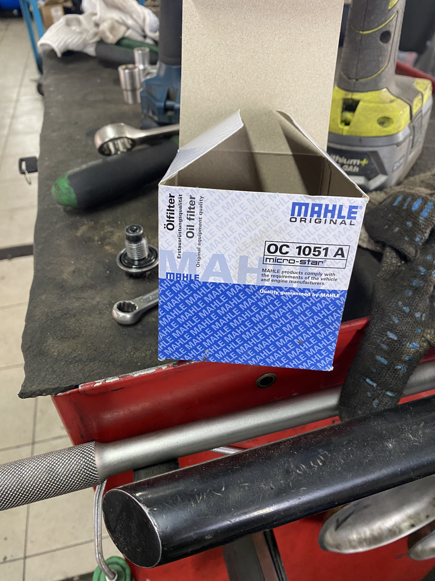 Замена масла Лукойл Генезис 5w30 — Ford Focus Wagon III, 1,6 л, 2015 ...