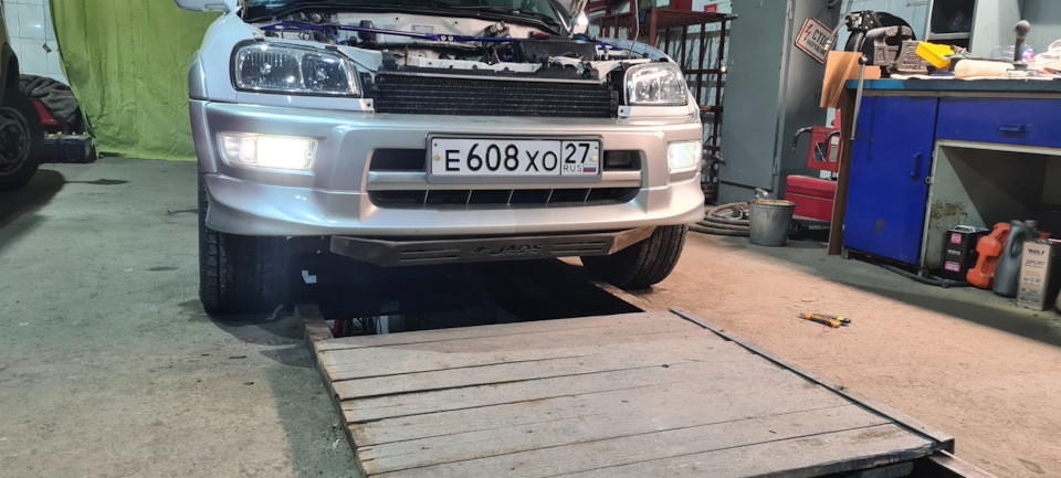 В режиме габаритов, свет белый притухает, до свечения рядом стоящих габаритов — Toyota RAV4 (I)