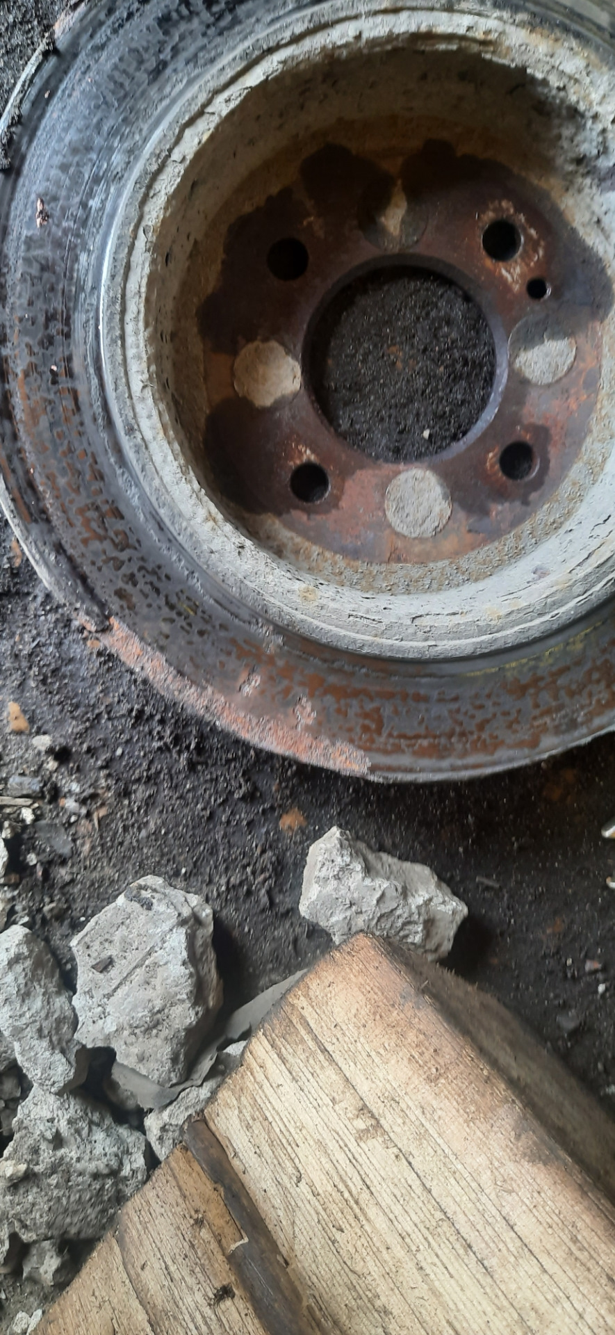 Солярис, замена задних амортизаторов. Тормозных дисков и колодок — DRIVE2