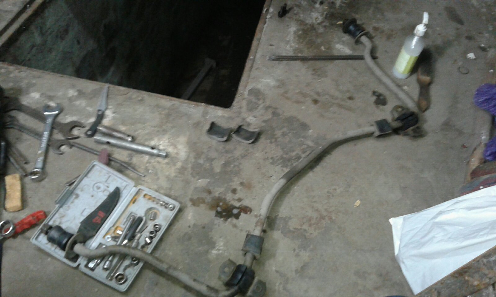 Меняем резинки стабилизатора. Втулка стабилизатора 2110. Втулка переднего стабилизатора поперечной устойчивости. Передние стойки стабилизатора мерседес 124 дизель. Меняем резинки стабилизатора.