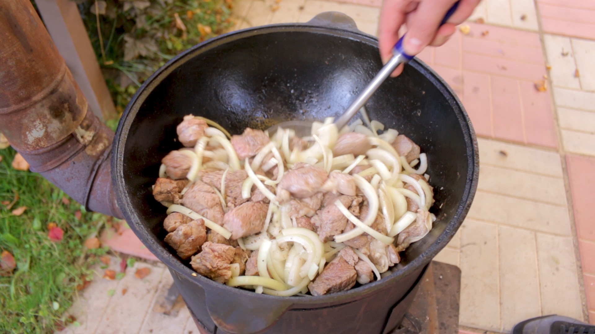 Мясо в казане. Ковурма из баранины в казане на костре. Баранина в казане на костре с луком. Баранина с картошкой в казане на костре. Баранина с луком в казане.