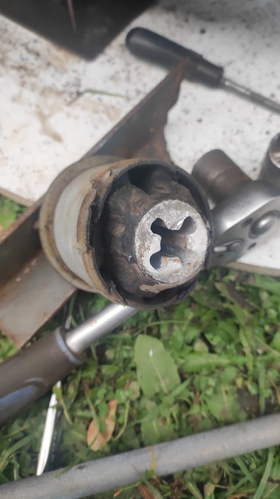 Замена сайлентблоков задней балки — Renault Megane II, 1,6 л, 2005 года ...