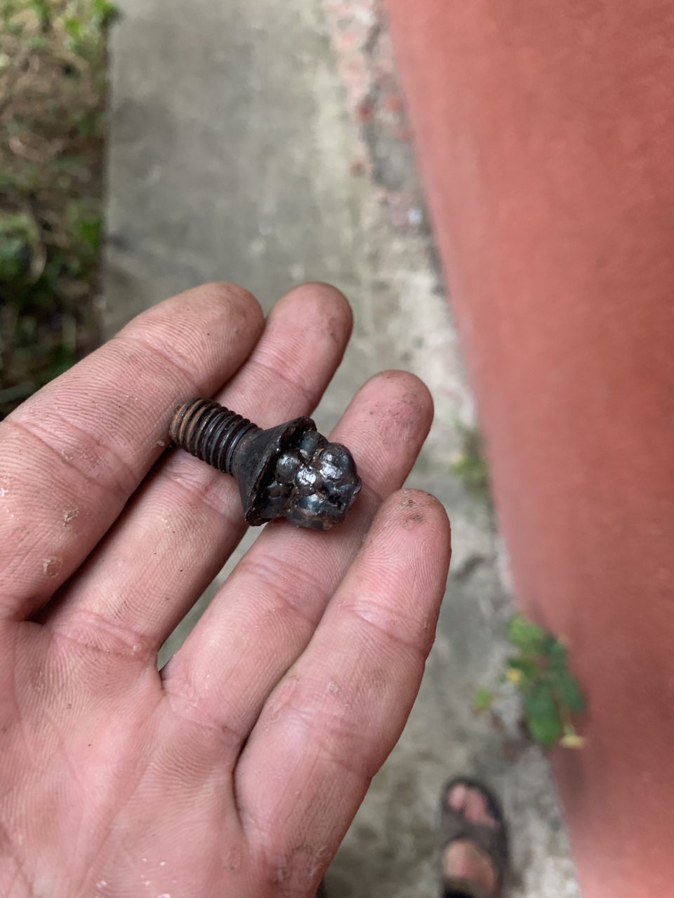 Болты бывают одинаковые, но закисают по разному😁😁 — Volvo XC70 III, 2,4 ...