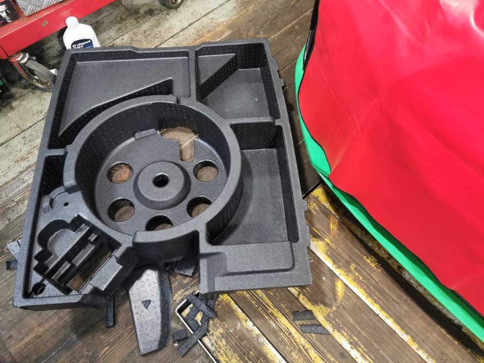 насос будет установлен под бочком, для этого немного убрали лишний (пенопласт) и что бы не сверлить пол, изготовлен кронштейн для крепления насоса. Кронштейн приклеен к полу с возможностью снятия (струна + фен) — Audi RS Q3 (1G)