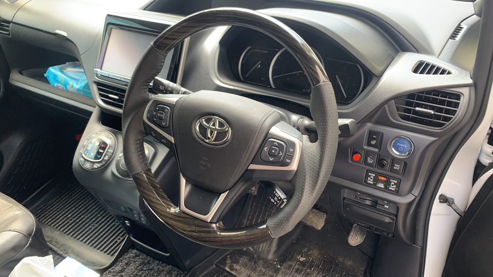 Stilnyj Rul Toyota Voxy 1 8 L 2016 Goda Na Drive2