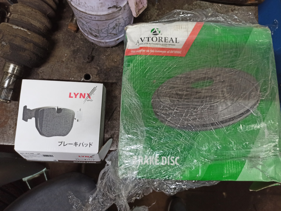 Замена передних тормозных колодок, дисков. Замена фильтра тонкой и ...