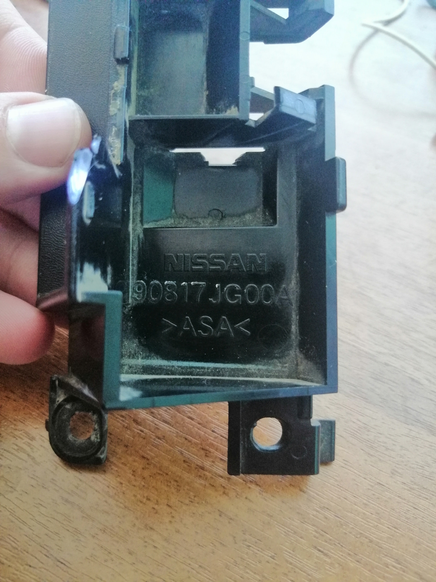 кронштейн кнопки багажника ниссан x-trail. Nissan 25380-jg01a. кнопка багажника x trail t31 артикул.