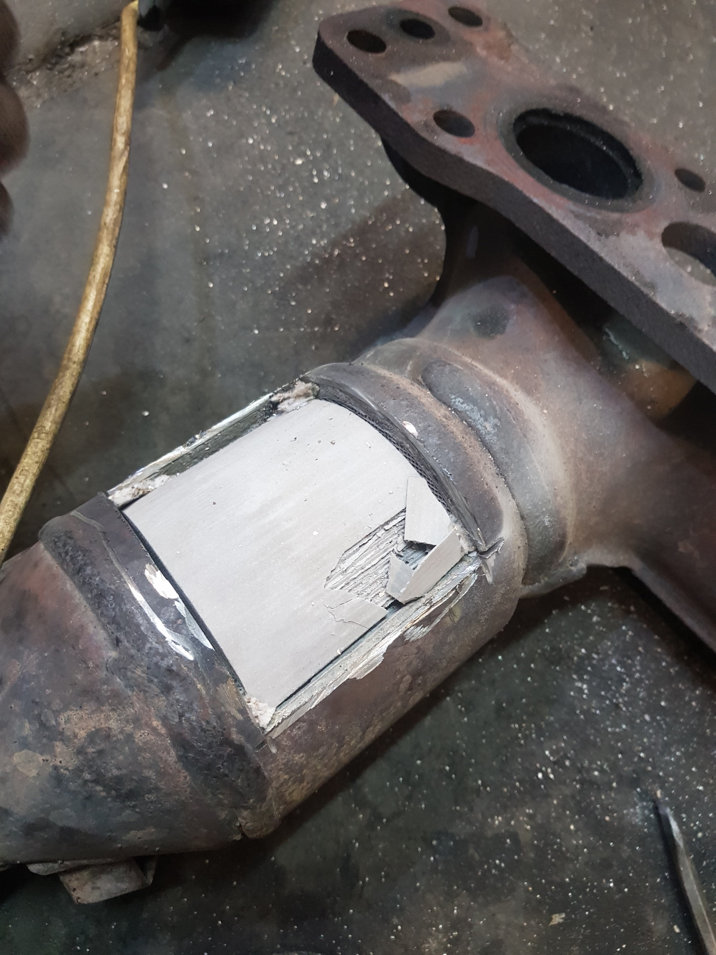 Suzuki grand vitara 2011 катализатор. Сузуки гранд витара катализатор. Пламегаситель сузуки гранд витара 2. 5. Замена катализаторов сузуки.