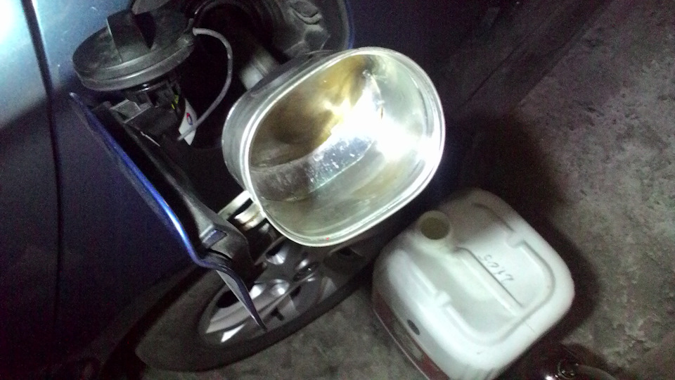 Заправка в канистру для эксперимента — Citroen C-Elysee, 1,6 л, 2013 ...