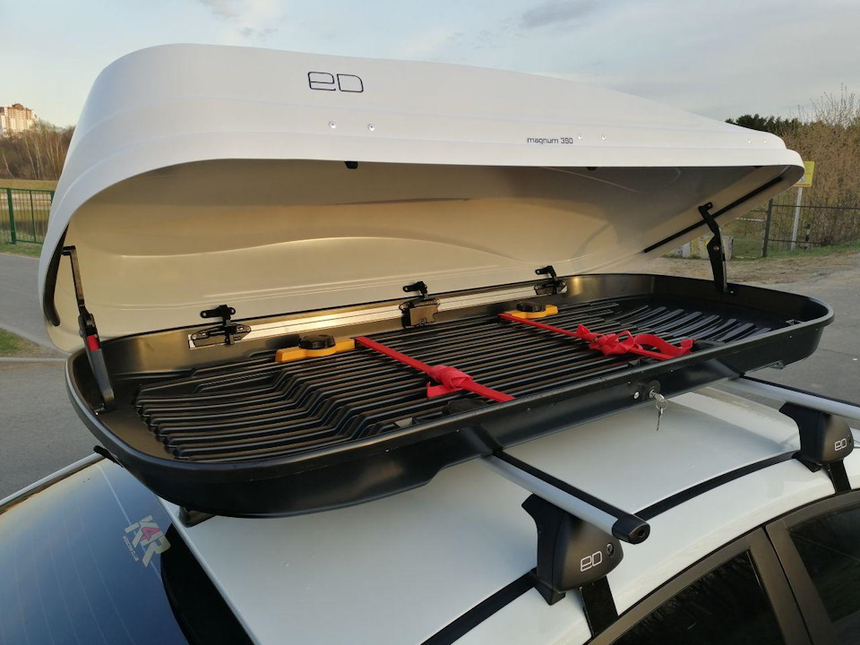 В комплекте два ремня для фиксации груза, а также на фото видно как выглядит крепление краб — KIA Rio (4G)