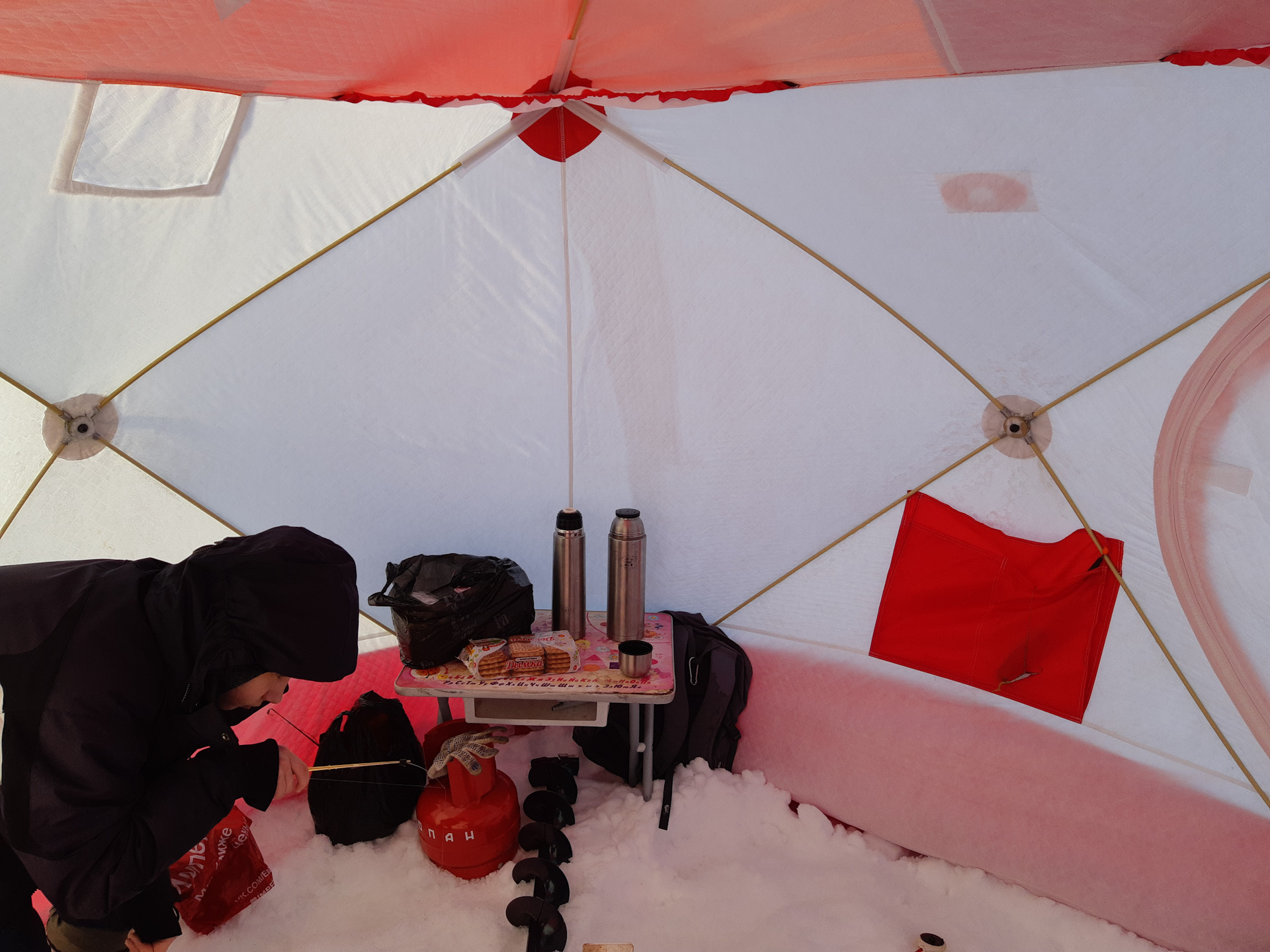 Ловля в палатке. Палатка медведь куб 4 зима лето Лонг. Палатка медведь куб-4. Палатка куб 4. Палатка куб 4 медведь с печкой.