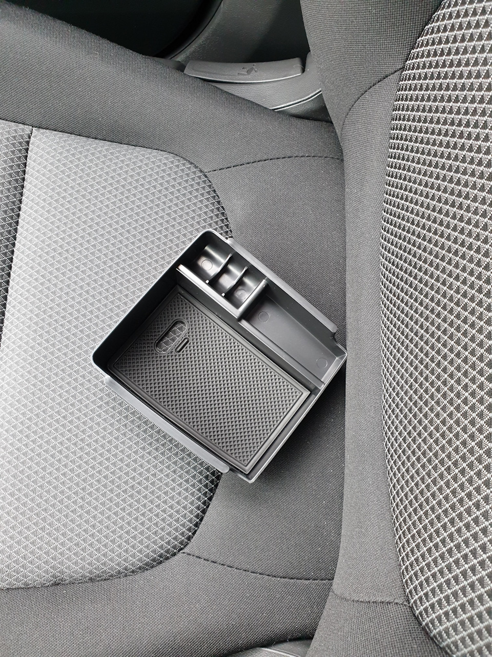 Купил лоток в подлокотник — Hyundai Creta (1G), 2 л., 2019 года ...