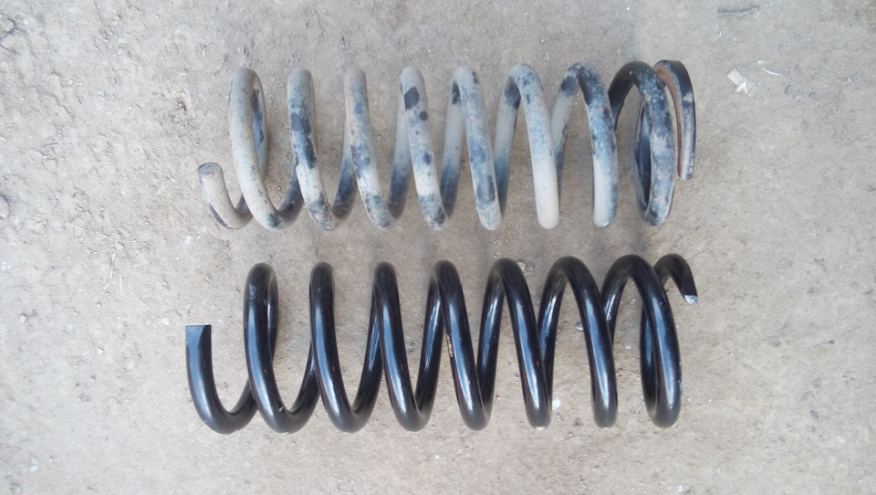 Сравнение пружин. Верхняя родная, нижняя Фобос 57360. — Jeep Grand Cherokee (WK)