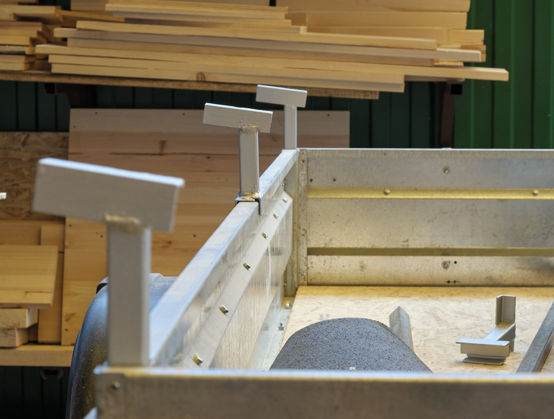 Перевоз лодки ПВХ на обычном прицепе — Mitsubishi Pajero Sport (3G), 2 ...