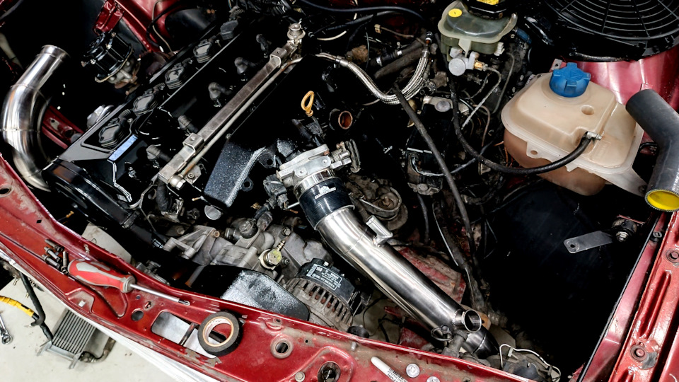 Пайп от интеркулера к дросселю. Вид сверху. — Audi 100 (C3)