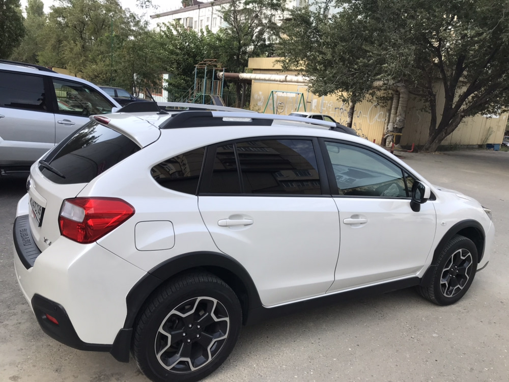 Subaru XV 2012 белый с черными зеркалами. Crystal White Pearl Subaru XV. Subaru XV 2012 белая с черными наклейками.