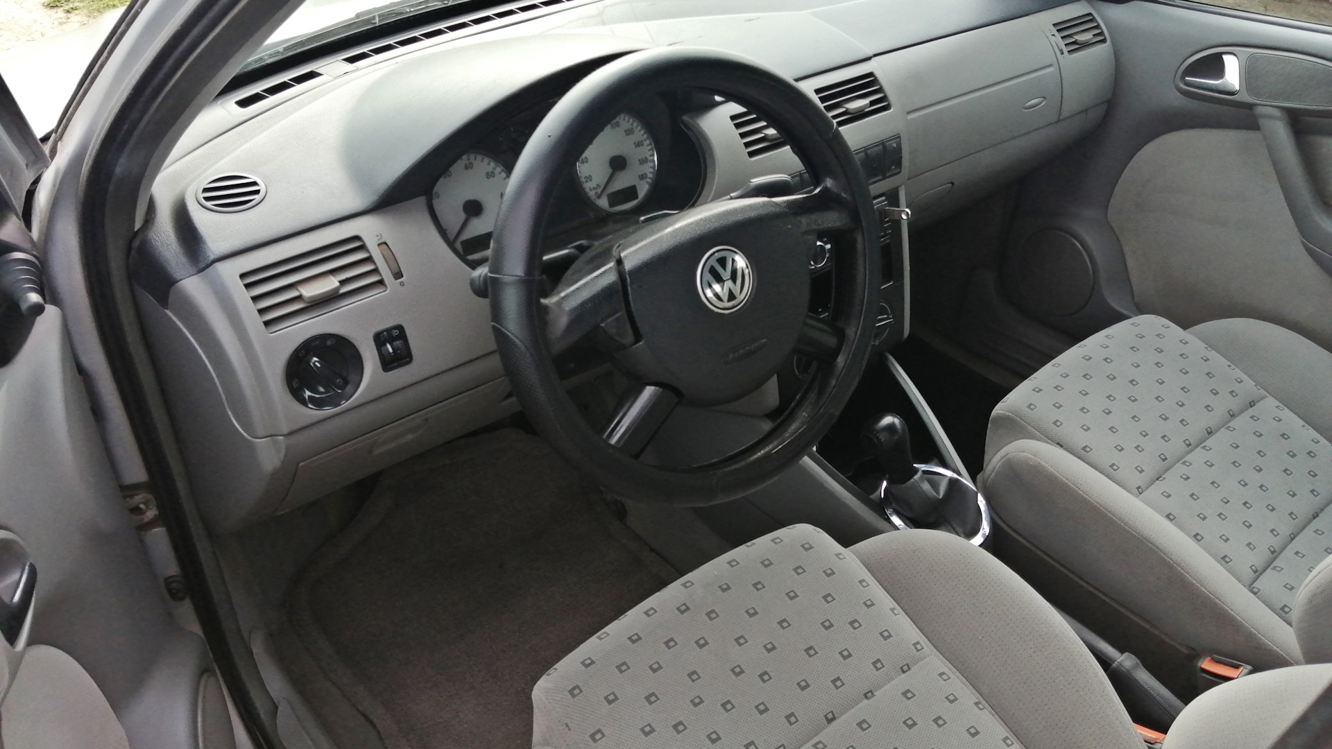 Фольксваген пойнтер 1.0. Volkswagen Pointer 1.8 МТ 2005 салон. Volkswagen Pointer 2005 салон. Фольксваген Пойнтер салон.