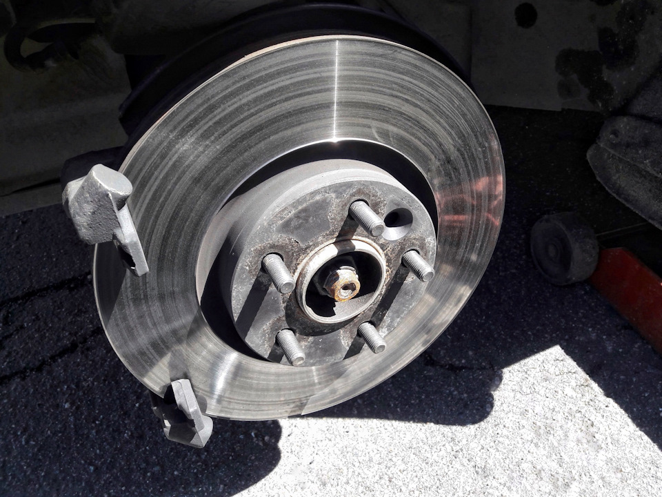 С правой стороны все идентично, диск в отличном состоянии ) — Ford Focus Hatchback III