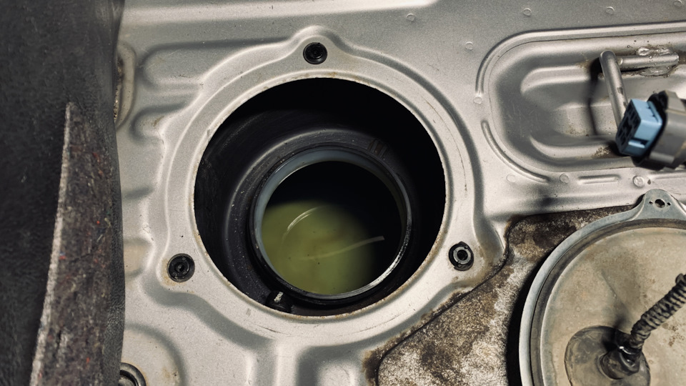 Бак чистый как слеза младенца) Те частички что там видно, это я уже уронил(( — Honda CR-V (RD4/RD5/RD6/RD7)