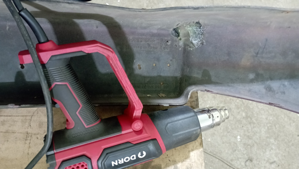 Видим места ремонта мелких трещин при помощи термо-клеевого пистолета, всё это легко убираем при помощи фена. — Peugeot 206 CC. Запчасти на фото: 5017027