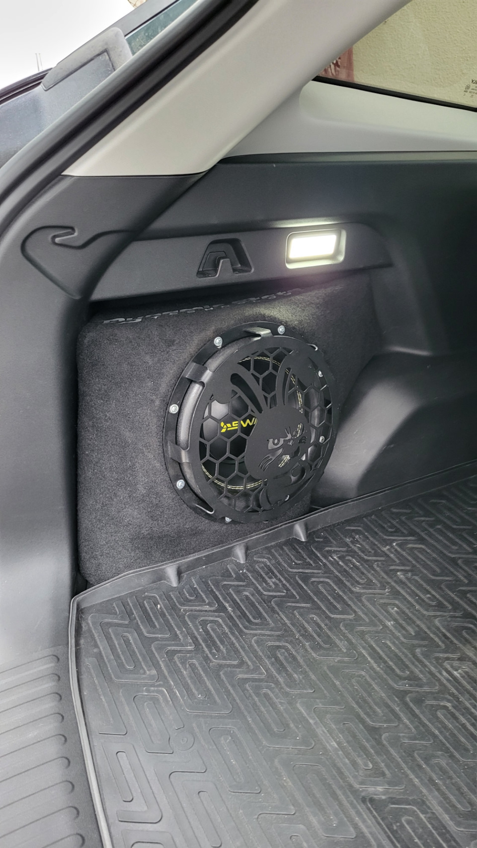 Сват-брат… Установка Сабвуфера — Geely Atlas (2G), 2 л, 2024 года ...
