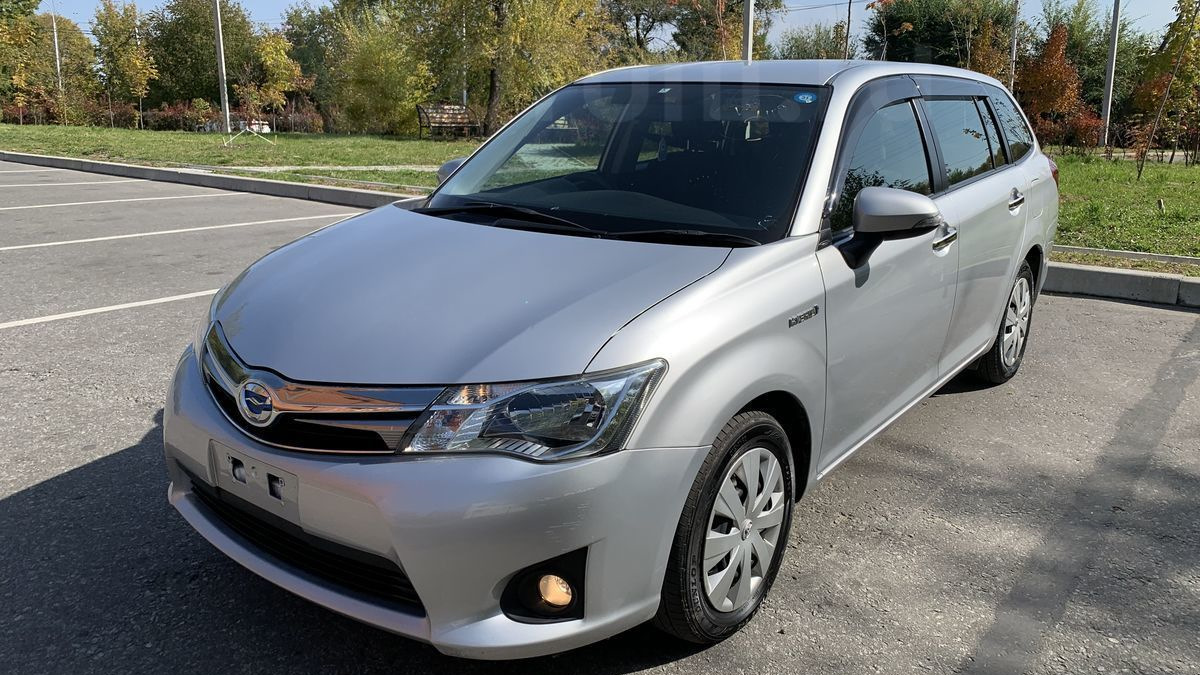 Toyota Corolla Fielder 2014 гибрид